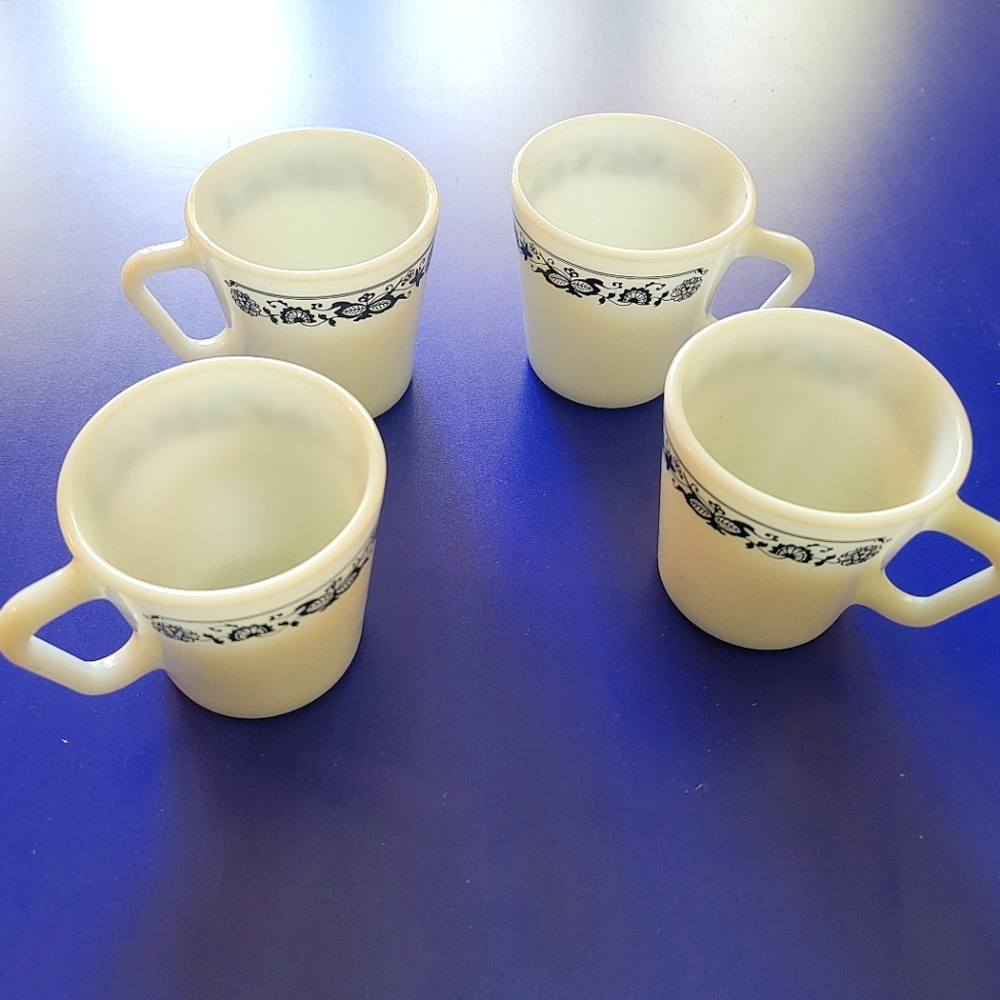 Pyrex Old Town Blue Mugs by Corelle. #1410 Set of 4